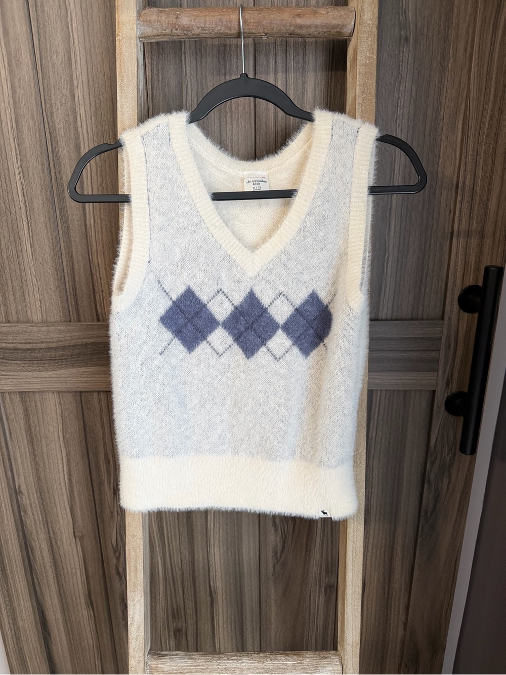 abercrombie kids Girls 11/12 Cream V-Neck Argyle Sweater Vest with Blue Diamonds